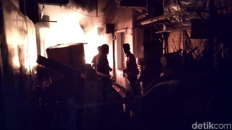 Api di Pasar Lawang Membesar, Lantai Dasar Ludes Dilalap Si Jago Merah Api di Pasar Lawang Membesar, Lantai Dasar Ludes Dilalap Si Jago Merah