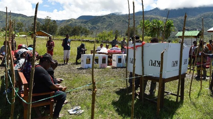 Warga Wamena ikut memberikan hak suaranya pada Pemilu 2019. Lokasi TPS berada di Distrik Libarek Wamena, Jayawijaya, Papua.