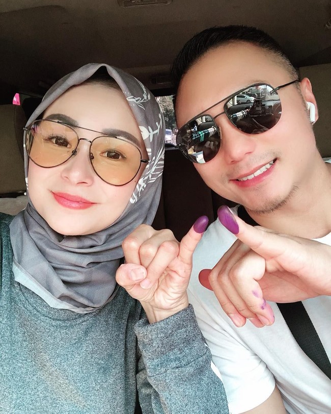 Presenter cantik Soraya Larasati juga tampil kasuak dengan atasan berpotongan sweater dan bernuansa hijau. Hijab motif kekinian ia pakai secara sederhana. Penampilannya terlihat stunning dengan tambahan kaca mata warna kuning. Foto: Instagram