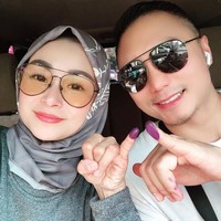 Presenter cantik Soraya Larasati juga tampil kasuak dengan atasan berpotongan sweater dan bernuansa hijau. Hijab motif kekinian ia pakai secara sederhana. Penampilannya terlihat stunning dengan tambahan kaca mata warna kuning. Foto: Instagram