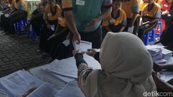 Warga binaan di Panti Sosial Bina Laras Harapan Sentosa 2 Cipayung, Jakarta Timur yang merupakan penyandang disabilitas mental ikut menyalurkan hak pilihnya.