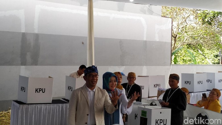 Jokowi-Maruf Unggul di TPS Ridwan Kamil Jokowi-Maruf Unggul di TPS Ridwan Kamil