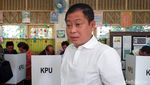 Menteri Jonan Nyoblos Pakai Baju Putih Bareng Istri