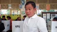 Jonan tiba di TPS pukul 09.25 WIB. Ia kompak menggunakan baju putih bersama istri dan kedua anaknya.