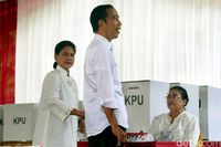 Iriana Jokowi Tampil Elegan dengan Blus Kebaya Saat Nyoblos Pemilu 
