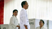 Diketahui, di TPS 008 Gambir ada 198 pemilih yang terdaftar sebagai daftar pemilih tetap (DPT), dan 22 pemilih yang terdaftar di daftar pemilih tetap tambahan (DPTB). Jokowi dan Iriana terdaftar di nomor urut 154 dan 155 daftar DPT.