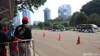 Antrean pengunjung yang tengah menunggu kereta wisata gratis menuju area dalam Monas (Randy/detikcom)