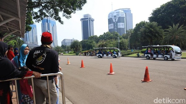 Antrean pengunjung yang tengah menunggu kereta wisata gratis menuju area dalam Monas (Randy/detikcom) Antrean pengunjung yang tengah menunggu kereta wisata gratis menuju area dalam Monas (Randy/detikcom)