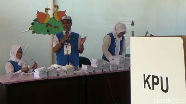 Petugas TPS berbaju anak TK