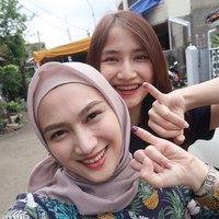Melody Laksani atau populer dengan sebutan Melody Eks JKT 48 memilih atasan bermotif tropikal saat mengunjungi TPS. Ia memadukan atasan kasual itu dengan hijab segi empat voile berwarna mocca. Foto: Instagram