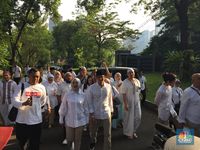 Mau Nyoblos, Sandi Datang ke TPS Bawa Rombongan
