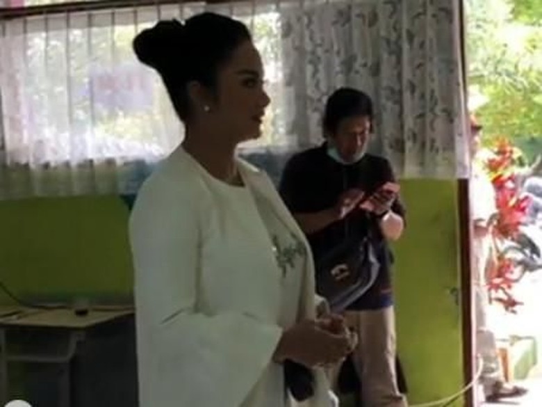 Gaya Kece Krisdayanti saat Nyoblos di Kota Batu Jadi Perhatian Gaya Kece Krisdayanti saat Nyoblos di Kota Batu Jadi Perhatian