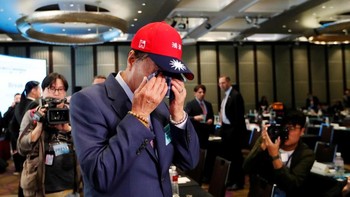 Meski tinggal menikmati hidup, Gou tergerak untuk nyapres di pemilu Taiwan tahun 2020 yang menurutnya sangat menentukan. Jadi aku bertanya pada diriku sepanjang malam. Aku perlu bertanya pada diriku apa yang dapat kulakukan. Apa yang bisa kulakukan untuk anak muda? 20 tahun ke depan akan menentukan nasib mereka, kata Guo sambil menahan air mata. Foto: Reuters