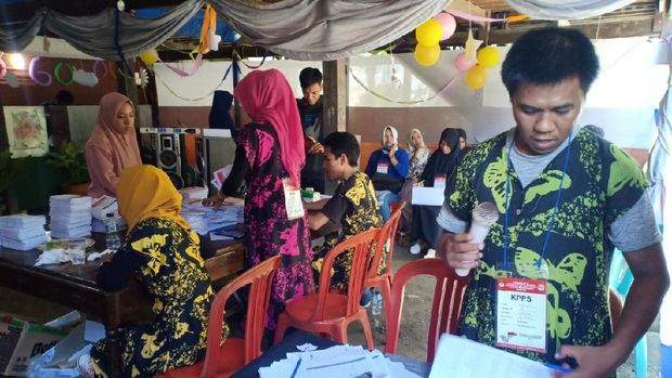 TPS Unik di Penjuru RI, dari Busana Horor hingga Berbaju Petani
