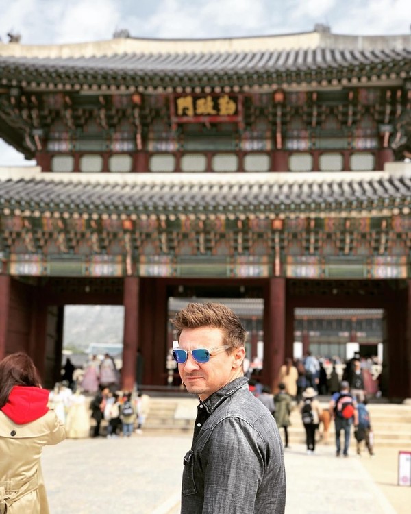 Jeremy Renner bersama sejumlah pemeran The Avengers: Endgame datang ke Seoul, Korea Selatan (renner4real/Instagram)