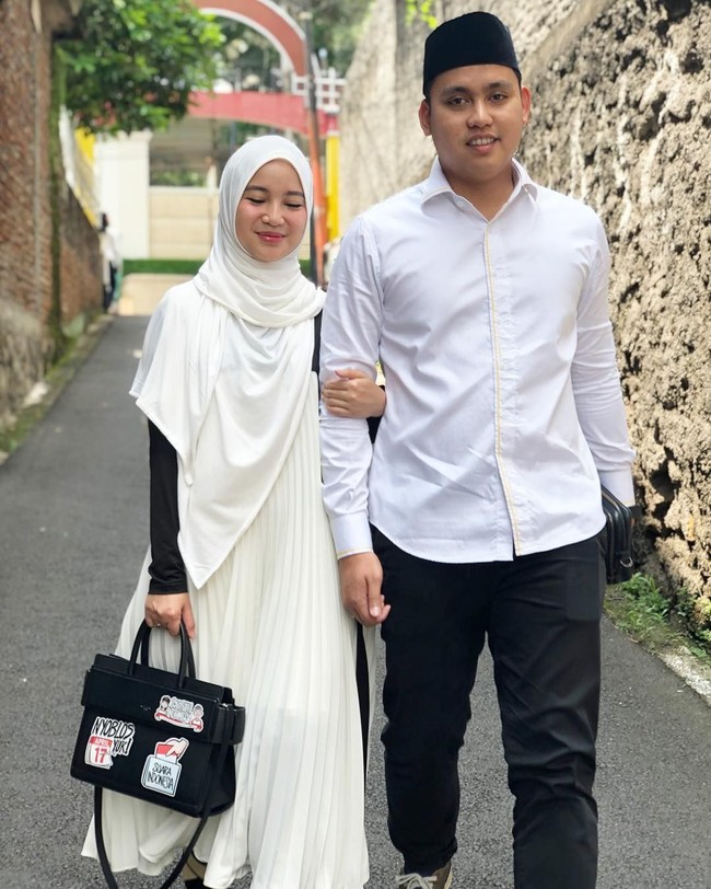 Chacha Frederica ikut ‘memutihkan’ TPS dengan tunik berpotongan asimetris dan hijab berwarna putih. Tak seperti biasanya, kini ia memilih hijab pashmina berbahan kaos. Ta hitam yang ia bawa dilengkapi embroidery bernuansa Pemilu 2019. Foto: Instagram