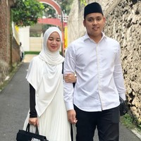 Chacha Frederica ikut ‘memutihkan’ TPS dengan tunik berpotongan asimetris dan hijab berwarna putih. Tak seperti biasanya, kini ia memilih hijab pashmina berbahan kaos. Ta hitam yang ia bawa dilengkapi embroidery bernuansa Pemilu 2019. Foto: Instagram