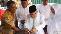 Bersama dengan sang istri, Maruf Amin mencelupkan jempolnya ke tinta yang telah disediakan.