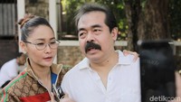 Ia datang bersama sang suami, Adam Suseno. Foto: Hanif Hawari/ detikHOT