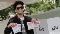 Mengenakan kaca mata hitam dan topi serta jaket berwarna senada, Al Ghazali memegang kertas suara. Foto: Al Ghazalli / Hanif Hawari