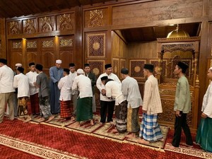 Awali Hari Pencoblosan, Prabowo Salat Subuh Berjamaah di Rumahnya