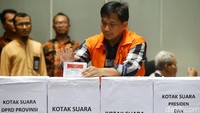 Tahanan KPK masih menggunakan hak suaranya di TPS yang digelar di Rutan KPK, Jakarta, Rabu (17/4/2019). Salah satu tahanan KPK yang ikut mencoblos adalah Bowo Sidik Pangarso.