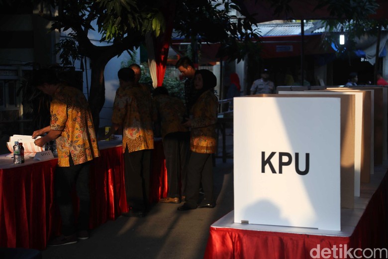 Nestapa Pemilu Serentak, Banyak Anggota KPPS Meninggal Kelelahan Nestapa Pemilu Serentak, Banyak Anggota KPPS Meninggal Kelelahan