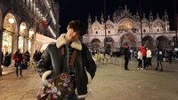 Dengan senyum manis, Suho berfoto dengan latar Kota Venesia. (kimjuncotton/Instagram)