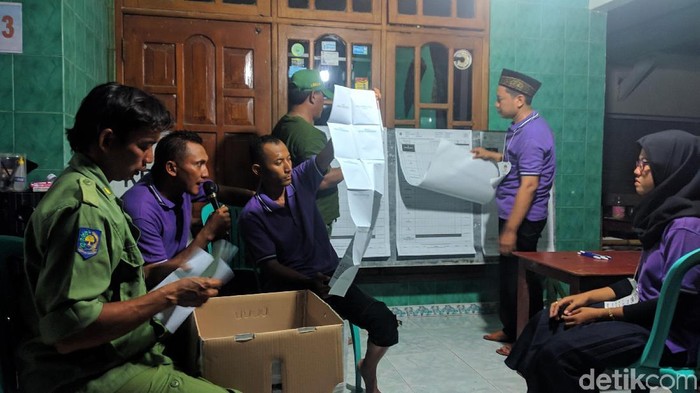 Proses penghitungan suara Pemilu 2019 di Lamongan. (Foto: Eko Sudjarwo) Proses penghitungan suara Pemilu 2019 di Lamongan. (Foto: Eko Sudjarwo)