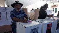 Warga menyalurkan hak politiknya pada Pemilu 2019 di TPS 06, Kelurahan Timika Jaya, Kabupaten Mimika, Papua, Rabu (17/4/2019).
