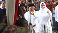 Maruf Amin pose salam jempol bersama sang istri usai mencoblos.