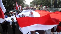 Akibat pawai ini, arus lalu lintas tersendat.