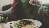  Di luar dugaan, tokoh Gamora yang merupakan anak angkat Thanos ternyata amat disayangi oleh sosok antagonis dalam film Avengers itu. Hal tersebut terlihat dalam film Avengers:Infinity War. Foto: Instagram zoesaldana  