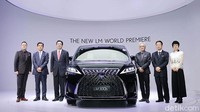 Manajemen Lexus China berpose dengan Lexus LM. Foto: Lexus