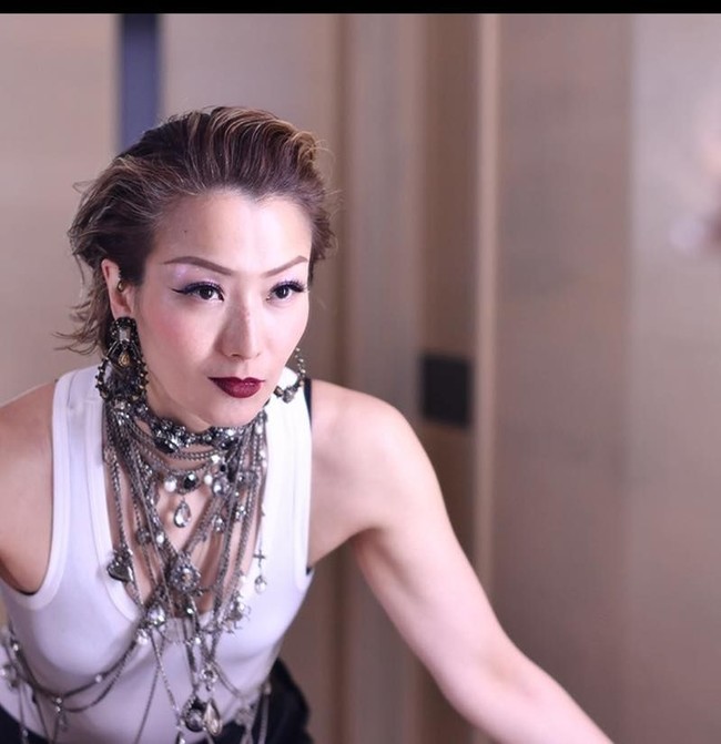 Video intim suami Sammi Cheng, Andy Hui jadi viral di Hong Kong setelah dirilis oleh situs berita berbahasa China, Appley Daily pada Selasa (16/4/2019). Media lokal tersebut merilis video intim Andy yang berdurasi 16 menit. Seperti dikutip dari South China Morning Post, dalam video tersebut terlihat Andy berciuman dan berpelukan intim dengan wanita yang diketahui sebagai aktris Jacqueline Wong. Foto: Facebook