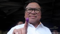 OSO berpose satu jari usai mencoblos dan mencelupkan jari telunjuknya ke tinta yang telah disediakan.