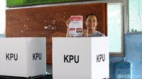 Saipul Jamil nampak semringah saat memasuki bilik suara untuk mencoblos.