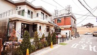 Jalan Haengnidan-gil memiliki sekitar 90 toko dengan gaya berbeda dan unik, dari kafe modern dan pub eksotis, hingga studio tembikar dan galeri fotografi (dok KTO)