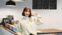 Eits! Siapa yang mau coba minuman di tangan Sasycahi? Sepertinya minuman buatan The Lab Gangnam itu enak ya! Foto: Instagram sasyachi