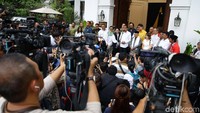 Capres petahana Joko Widodo (Jokowi) mengungkap hasil 12 quick count yang mengunggulkan dirinya. 12 Quick count itu menyebut Jokowi-Maruf memperoleh 54,5% suara sementara Prabowo-Sandi mendapat 45,5%.