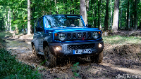 Suzuki Jimny memenangkan mobil terbaik dunia kategori Urban Car mengalahkan mobil dari Kia dan Hyundai. Penghargaan itu diumumkan di New York International Motor Show. Foto: Suzuki