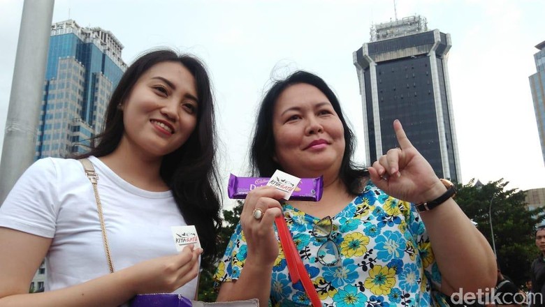 Bersyukur Pilpres Damai, Pendukung Jokowi Bagi-bagi Cokelat di Patung Kuda Bersyukur Pilpres Damai, Pendukung Jokowi Bagi-bagi Cokelat di Patung Kuda