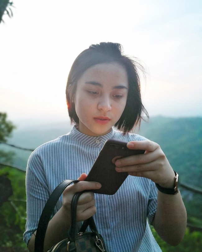 Punya wajah bersih, ternyata Bripda Kiki mengaku tidak pernah melakukan perawatan tertentu. Ia pun hanya ke salon untuk potong rambut sebulan sekali karena tuntutan polwan yang harus berambut pendek. Foto: Instagram @kikiwidyaas