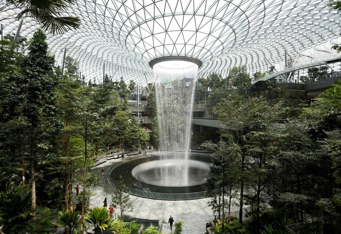 Keren! Ada Air Terjun Di Tengah Bandara Changi Singapura Bandara Udara Changi Singapura baru saja memperkenalkan Terminal dengan kubah kaca yang ikonik nan mewah dilengkapi fasilitas kelas dunia. Intip yuk!