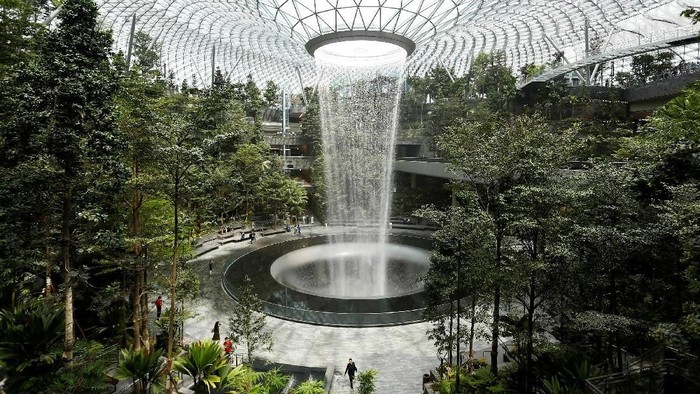 Bandara Udara Changi Singapura baru saja memperkenalkan Terminal dengan kubah kaca yang ikonik nan mewah dilengkapi fasilitas kelas dunia. Intip yuk!