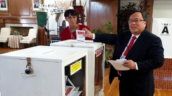 Momen Menteri Bappenas Nyoblos di Amerika
