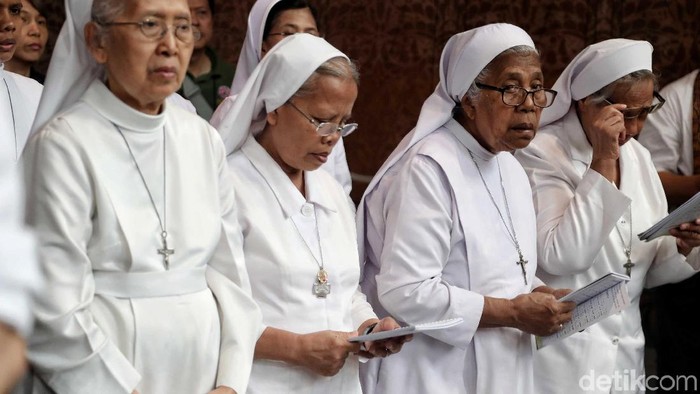 Misa Krisma digelar di Gereja Katedral, Jakarta, Kamis (18/4). Para Jemaat terlihat khusyuk berdoa.