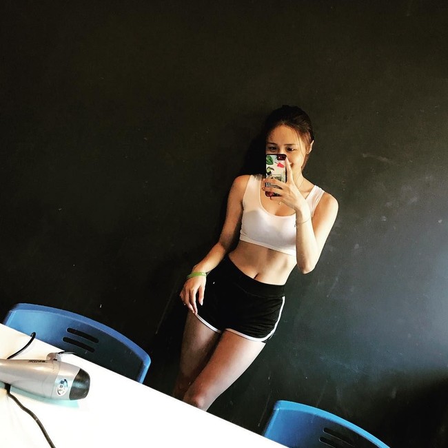 Di akun Instagram, ia pun pernah mengungkap jika rahasia tubuh langsingnya adalah olahraga dan sauna. Foto: Instagram @hebbe820