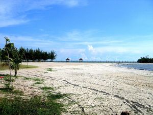 Foto: Pantai Cantik Malaysia yang Ternoda Turis BAB