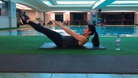 Crunch merupakan latihan yang bermanfaat untuk mengencangkan abdomen dan juga membakar lemak-lemak yang terakumulasi di area sekitaran perut. Say no gelambir-gelambir di tummy! (Foto: Dok. Novita Tandry)
